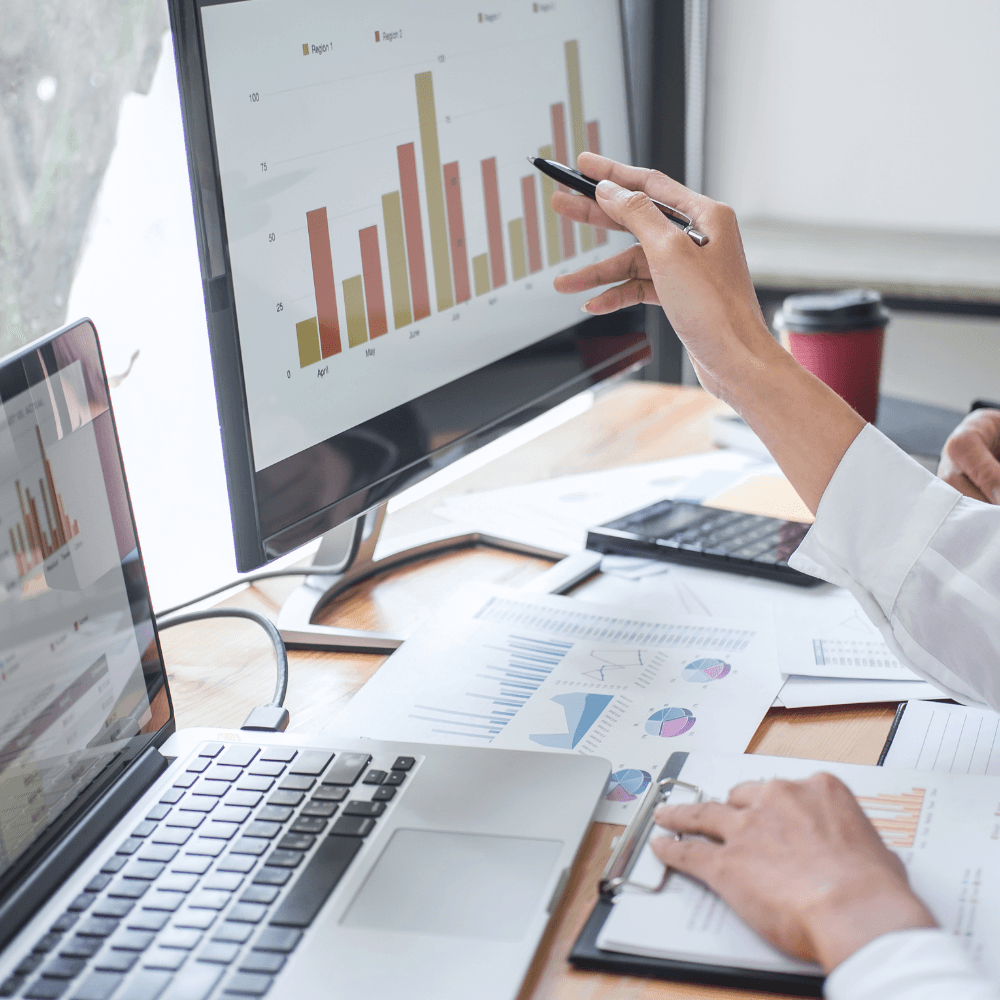 Dueno revisando reportes de ventas