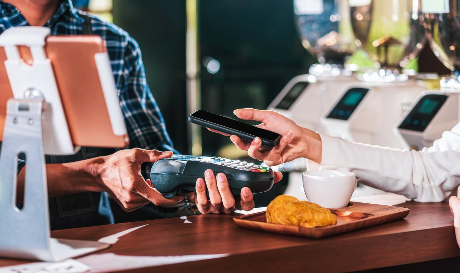 Cliente pagando con su telefono