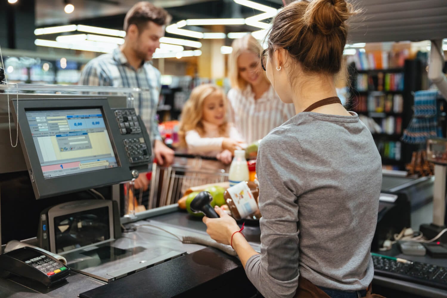 Clientes pagando en un mostrador concurrido