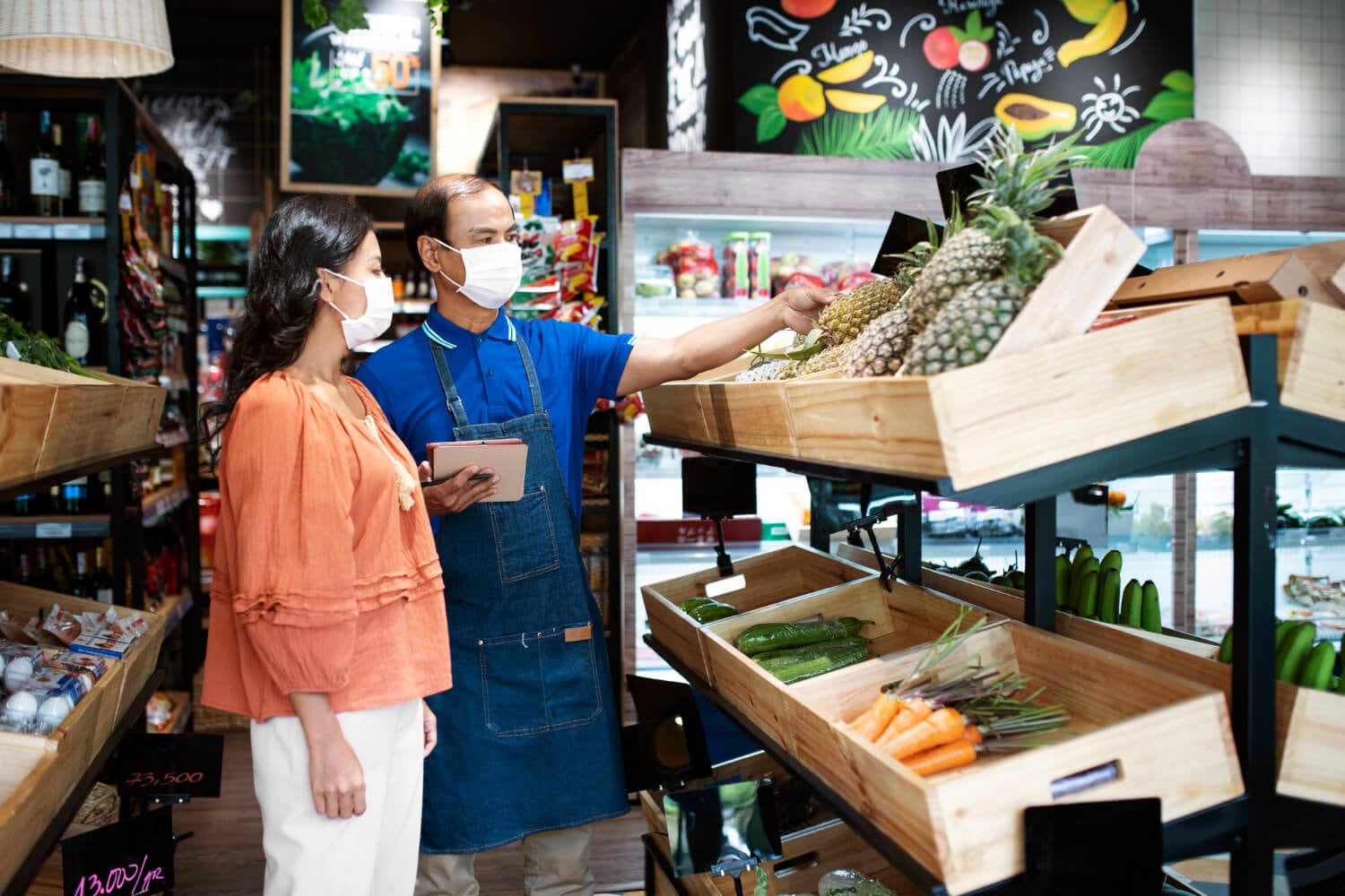 Un comerciante local atendiendo a una clienta