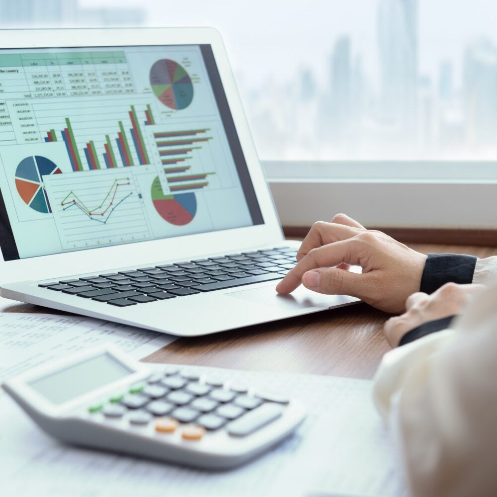 Dueno revisando reportes financieros claros en su laptop